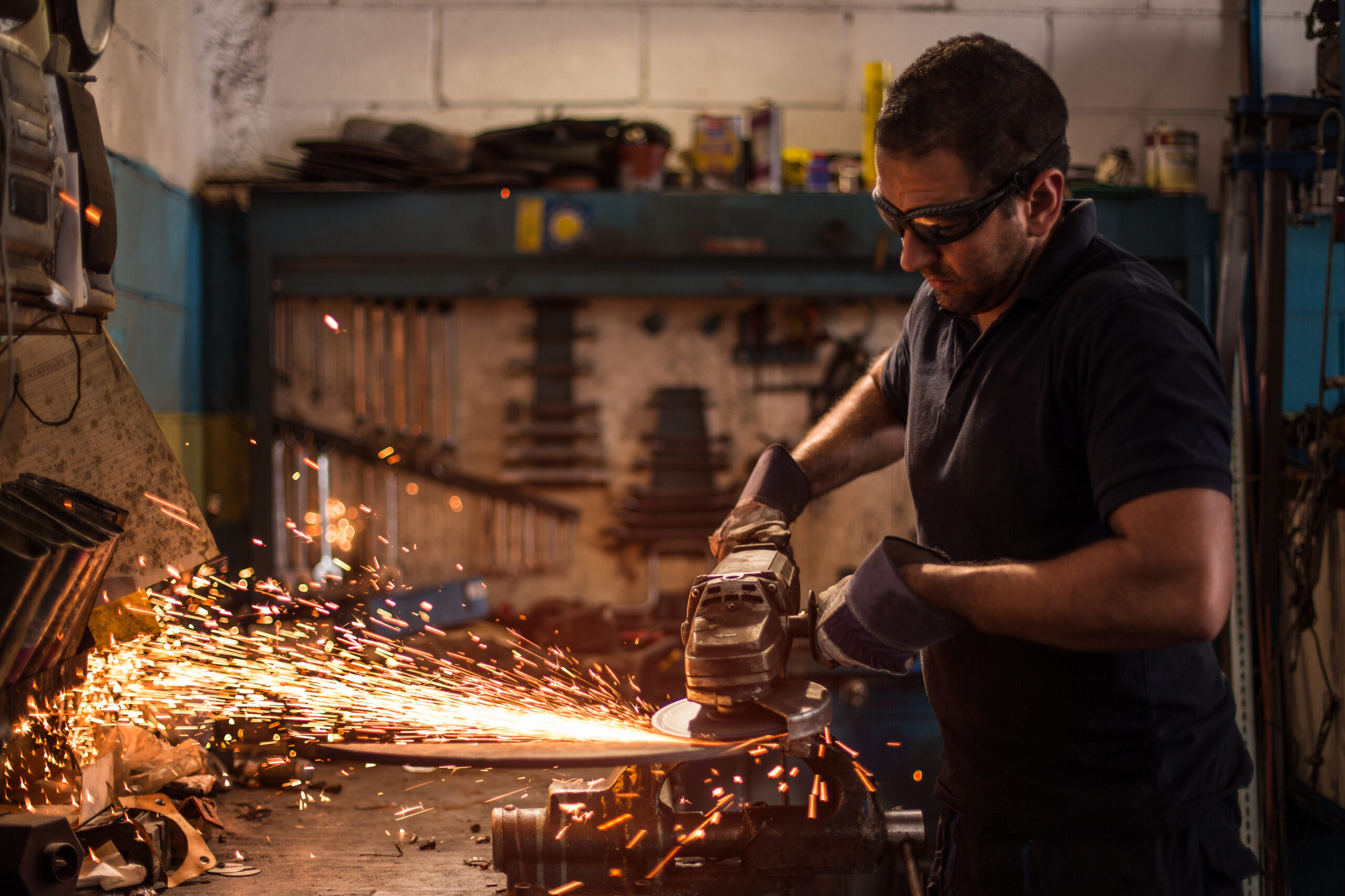 worker using an angle grinder and proyecting sparks